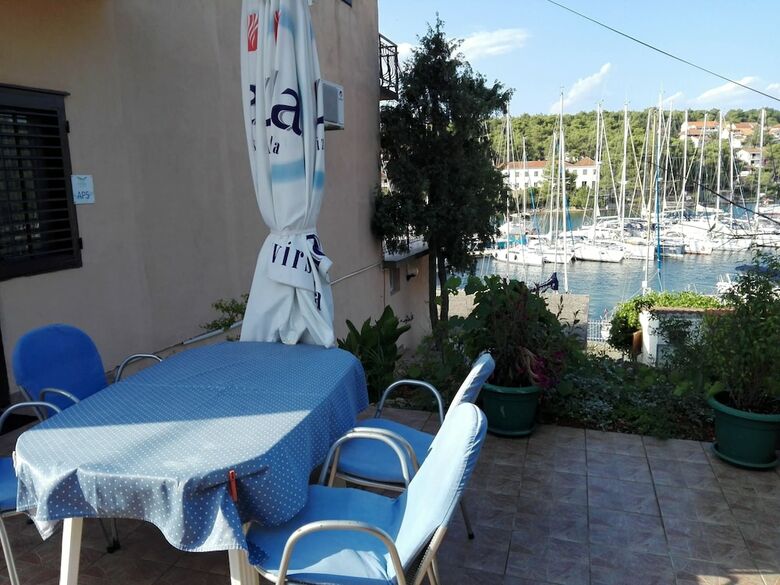 Apartments Dora Vrboska Island Hvar