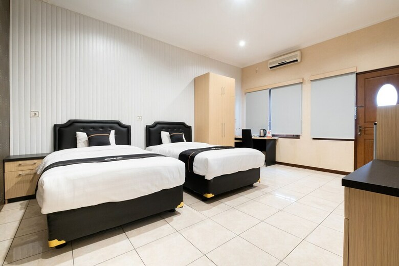 Hostal Oyo 2469 Cashlez Homestay