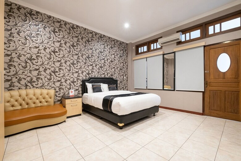 Hostal Oyo 2469 Cashlez Homestay