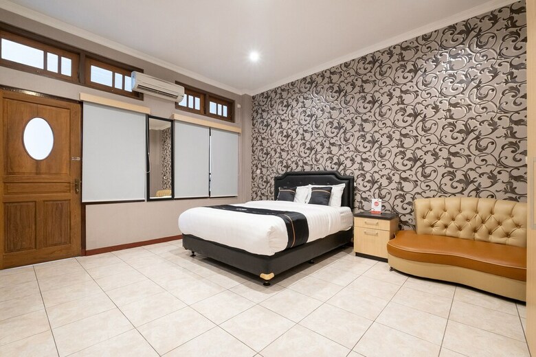 Hostal Oyo 2469 Cashlez Homestay