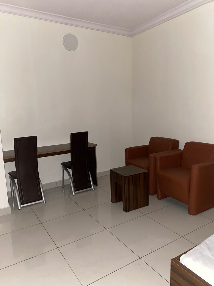 Posh Hotel And Suites