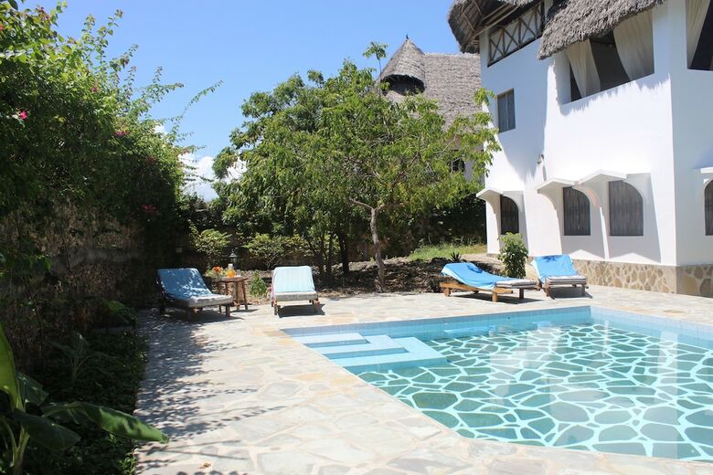 Bed & Breakfast Makini House