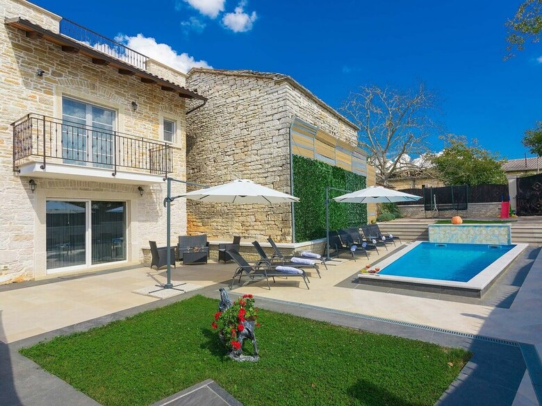 Luxury And Modern Villa With A Pool