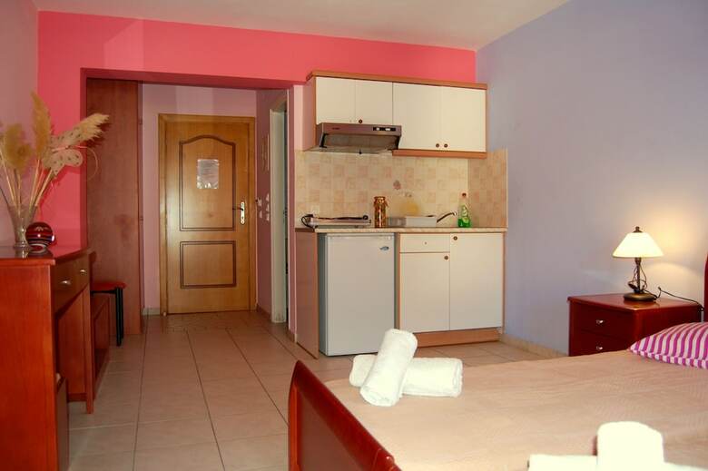 Alkyoni Studios & Apartments