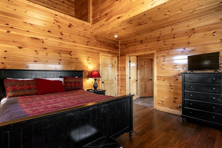 Prime Location Cabin W Game Room