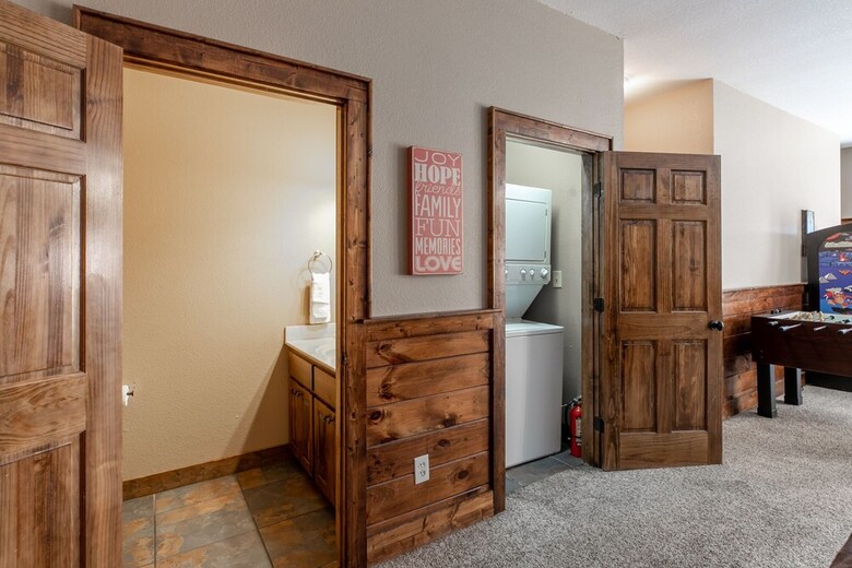 Prime Location Cabin W Game Room