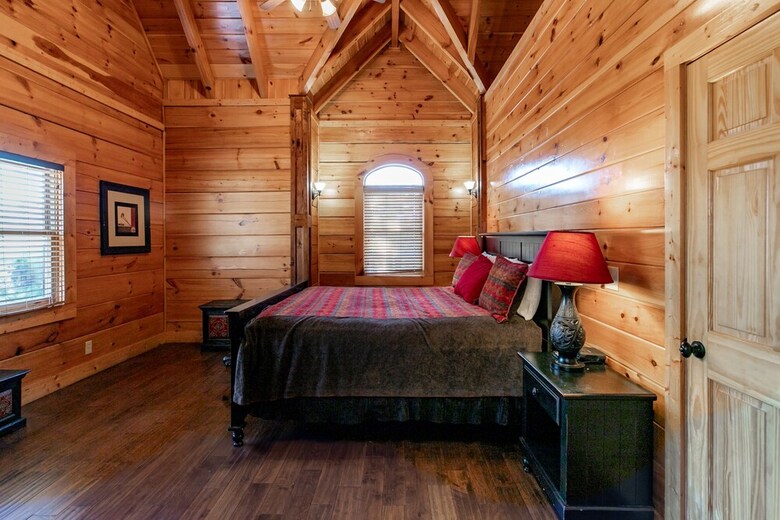 Prime Location Cabin W Game Room