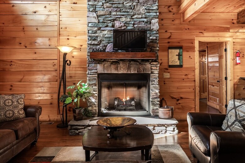 Prime Location Cabin W Game Room