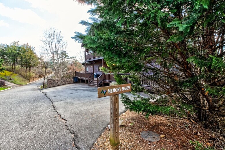 Prime Location Cabin W Game Room