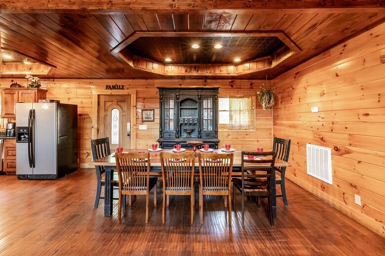 Prime Location Cabin W Game Room