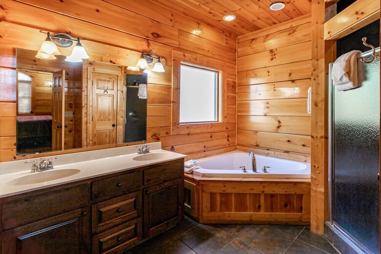 Prime Location Cabin W Game Room