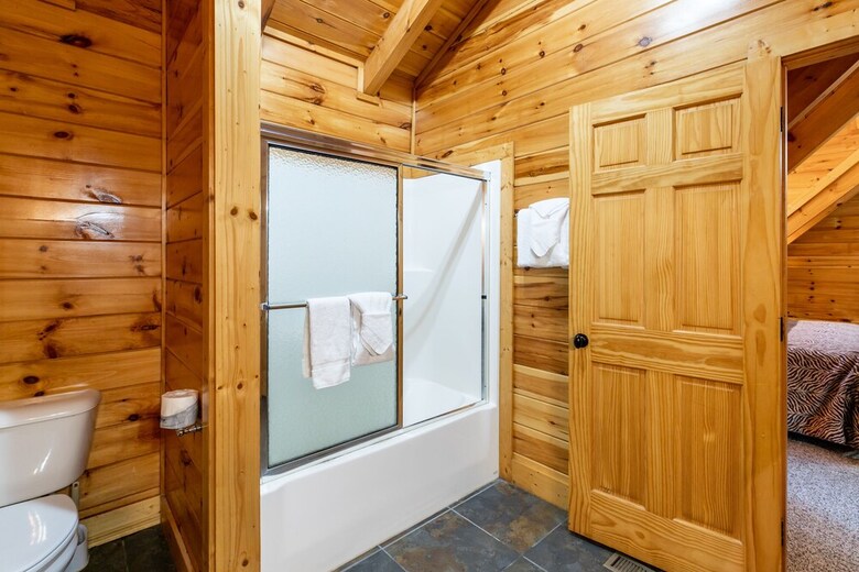 Prime Location Cabin W Game Room