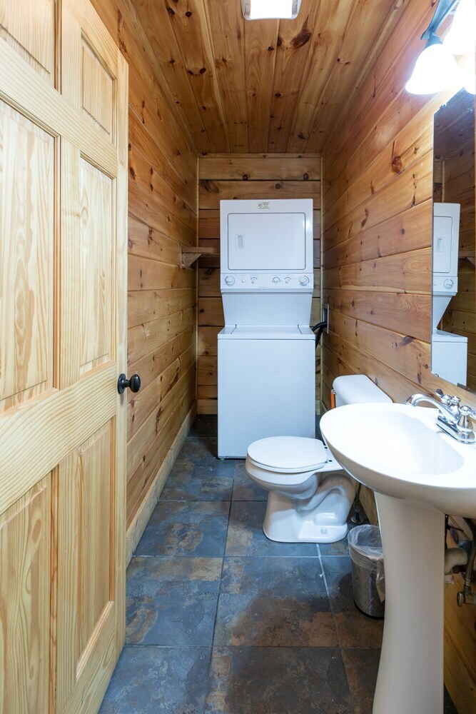 Prime Location Cabin W Game Room