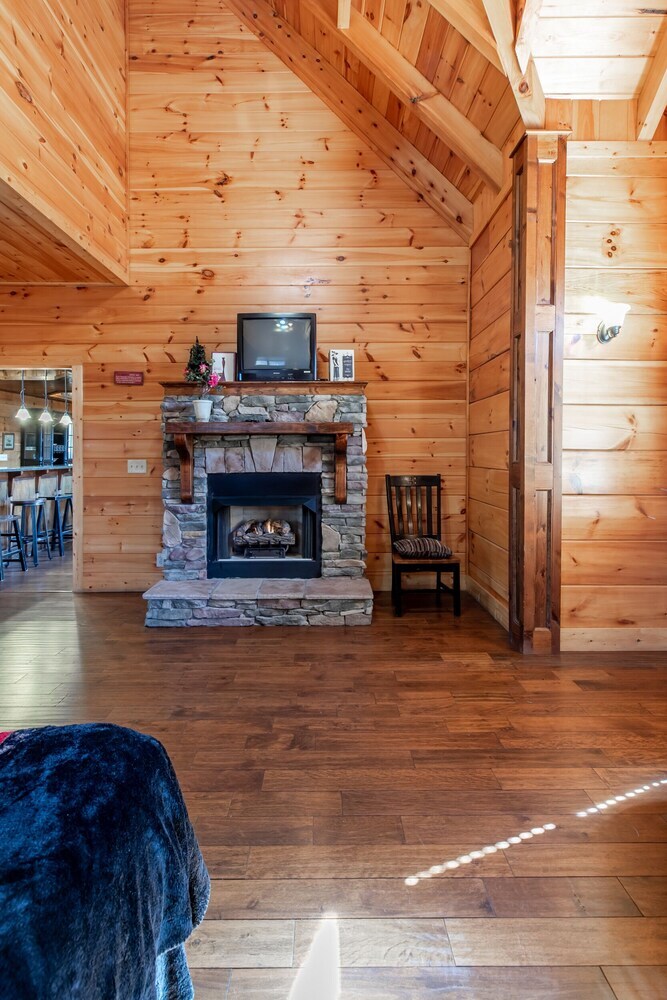 Prime Location Cabin W Game Room