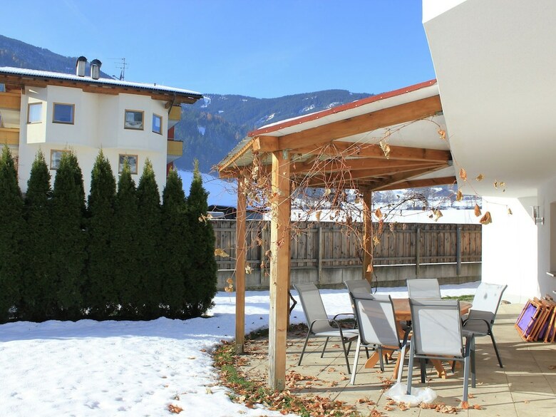 Spacious Apartment In Kaltenbach With Garage