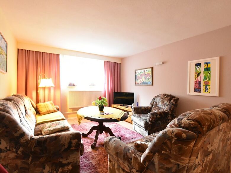 Charming Apartment In K�hlungsborn With Parking