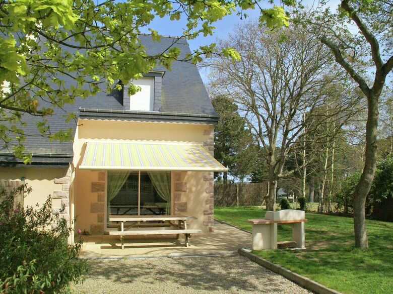 Comfortable Semi-detached Holiday Home 700 M From The Beach In Brittany