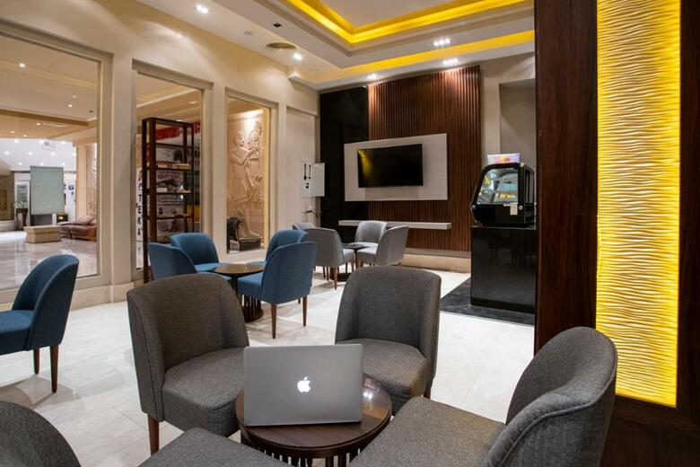 Amc Royal Hotel