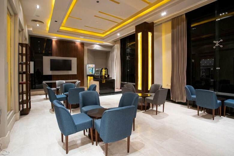 Amc Royal Hotel