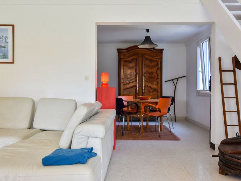 Serene Holiday Home In P�nestin With Garden