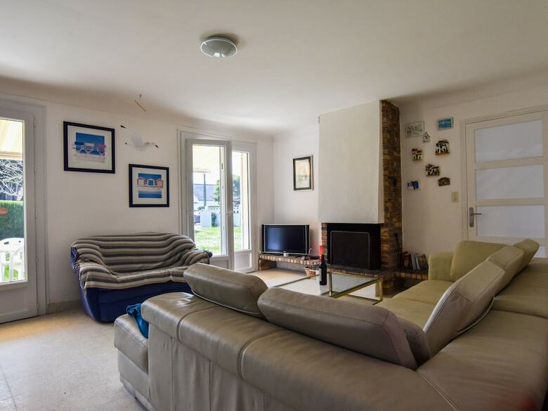 Serene Holiday Home In P�nestin With Garden