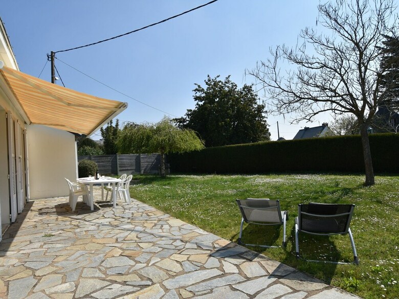 Serene Holiday Home In P�nestin With Garden