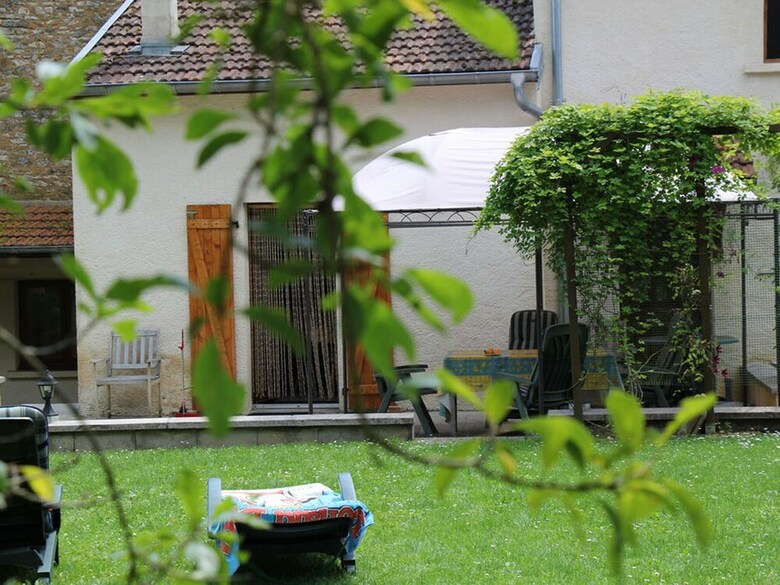 Quaint Holiday Home For 6 In Vanne