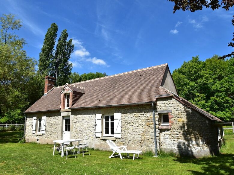 Unique Holiday Home With Pool In Combreux Centre