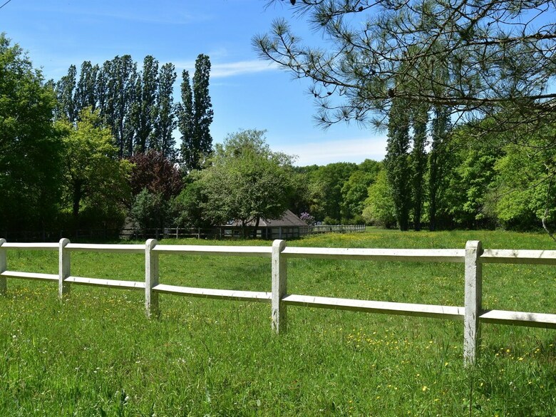 Unique Holiday Home With Pool In Combreux Centre