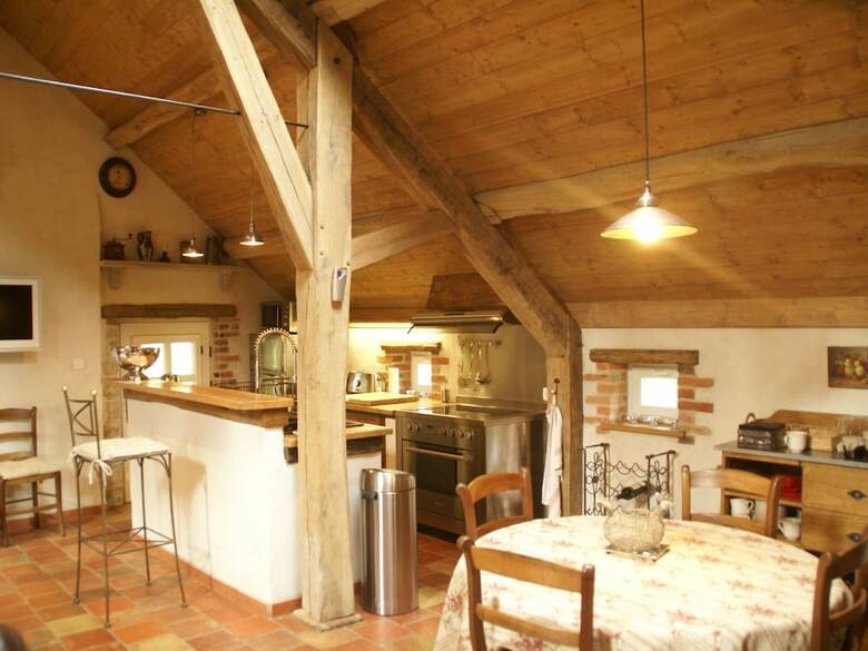 Unique Holiday Home With Pool In Combreux Centre