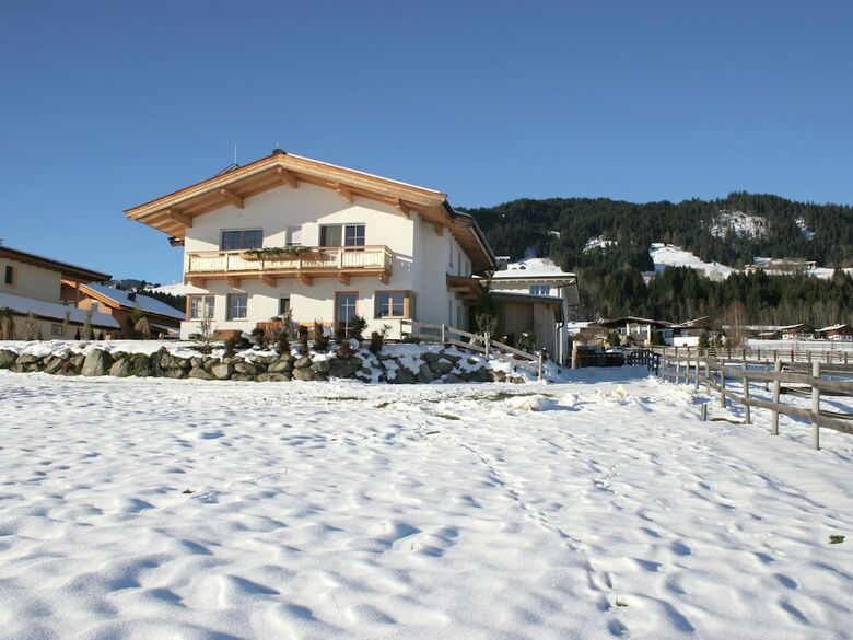 Cozy Mountain View Apartment In Tyrol