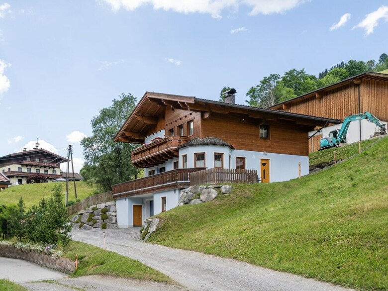 Spacious Apartment In Saalbach With Hill View