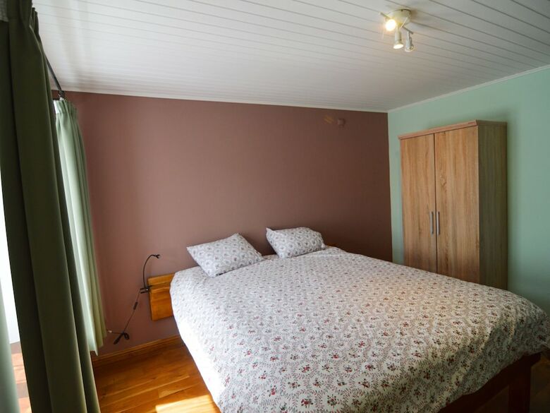 Country Cottage For Groups With A Pool Table And Professional Kitchen