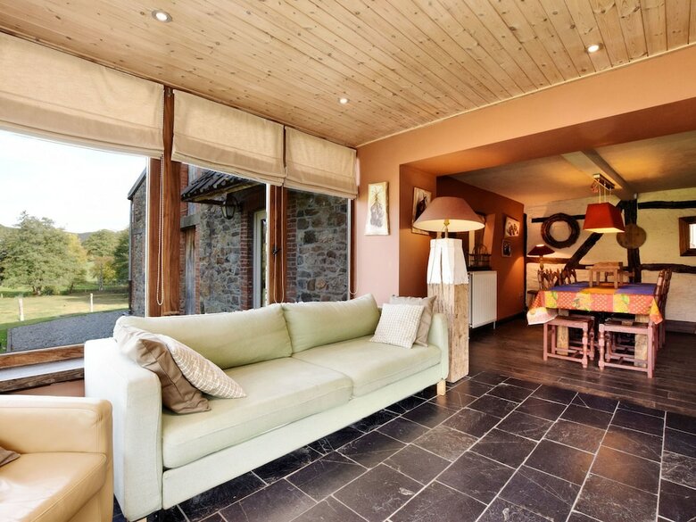 Rustic House With Large Garden And Conservatory