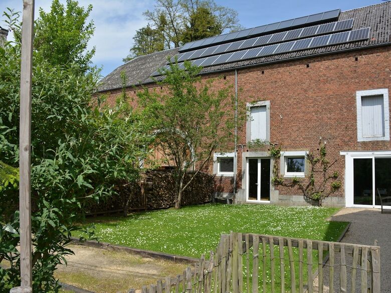 Spacious Farmhouse In Houyet With Jacuzzi