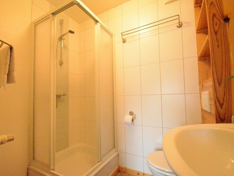 Spacious Farmhouse In Houyet With Jacuzzi