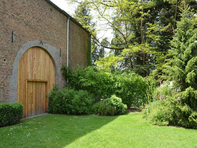 Spacious Farmhouse In Houyet With Jacuzzi