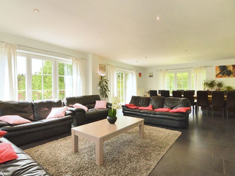 Luxurious Holiday Home With Nice Garden