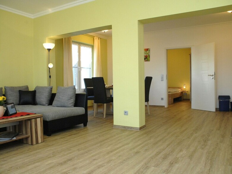 Beachside Apartment In Pepelow With Garden