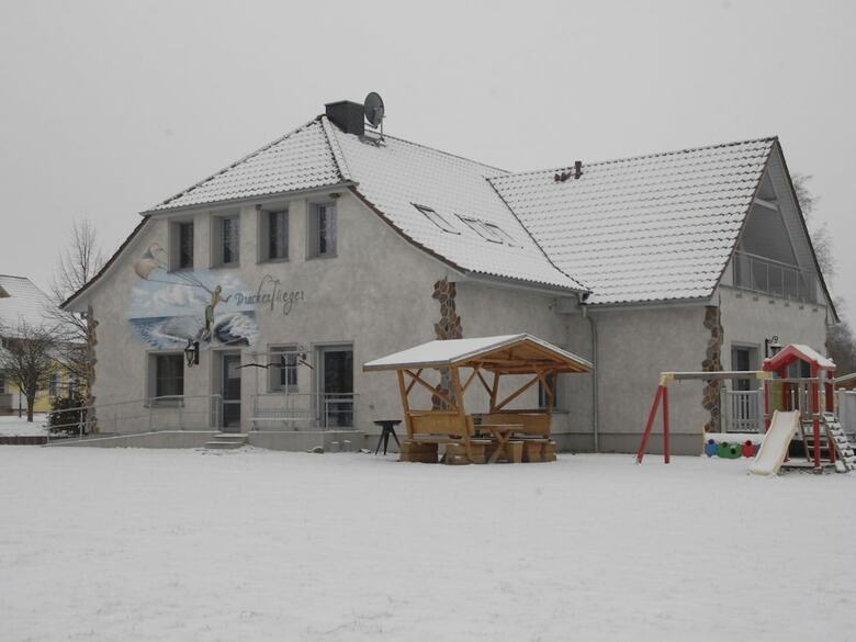 Beachside Apartment In Pepelow With Garden