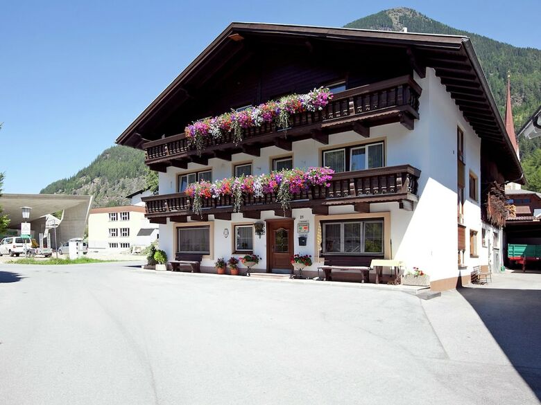 Quaint Apartment In L�ngenfeld With Parking