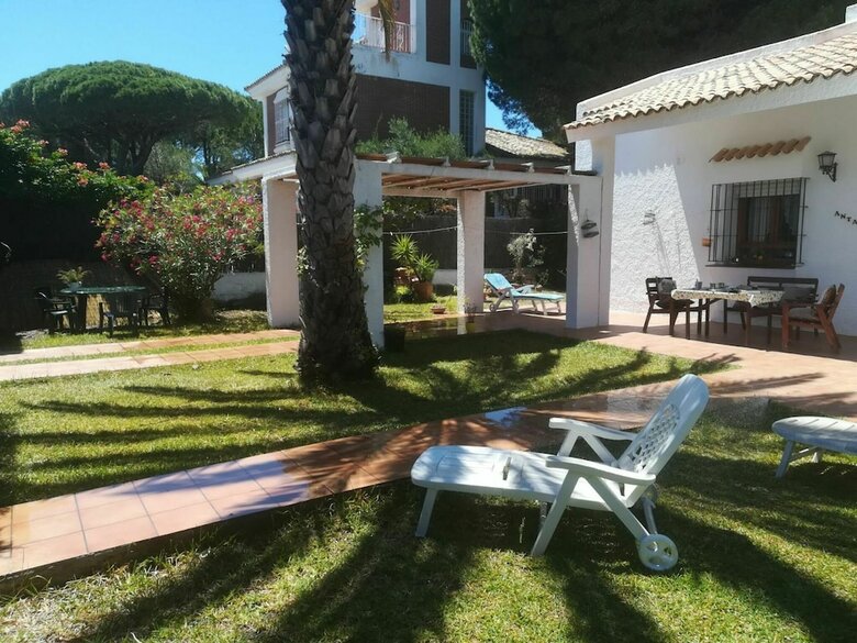 Detached Holiday Home Located In Roche Within Walking Distance From The Beach