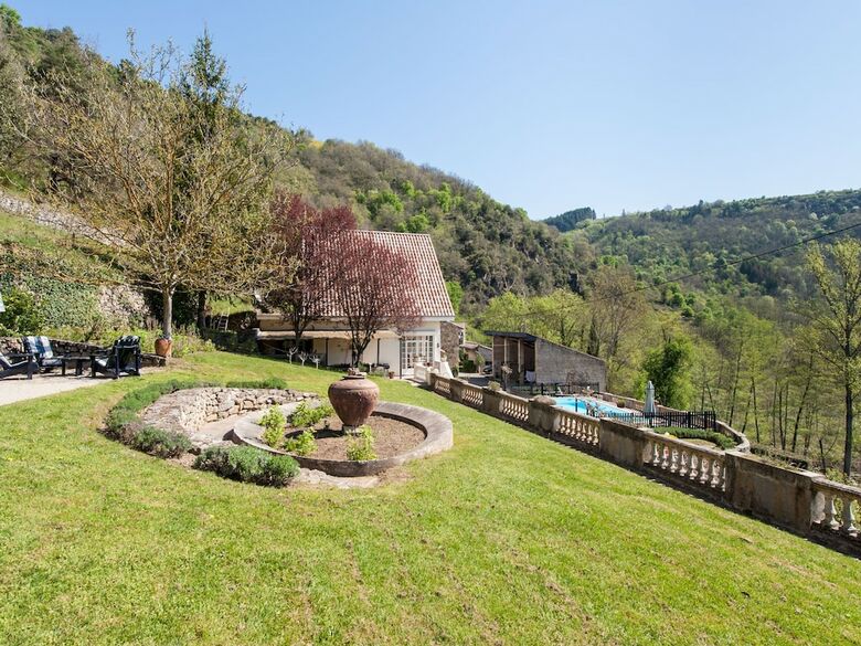Charming Holiday Home In �tables With Swimming Pool