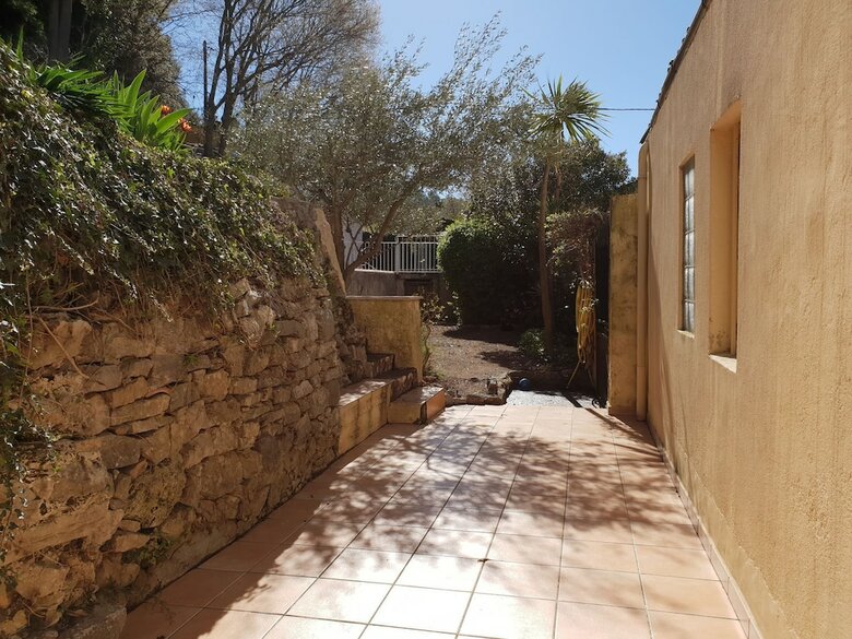 Charming Villa In Meounes-les-montrieux With Jacuzzi
