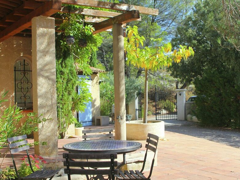 Idyllic Villa In Esparron-de-verdon With Barbecue