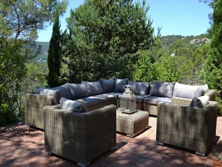 Idyllic Villa In Esparron-de-verdon With Barbecue