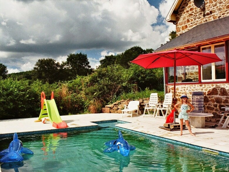 Alluring Holiday Home With Pool, Barbecue, Sun-loungers