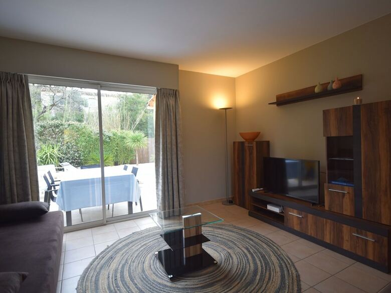 Cozy Holiday Home In Cogolin With Heated Pool