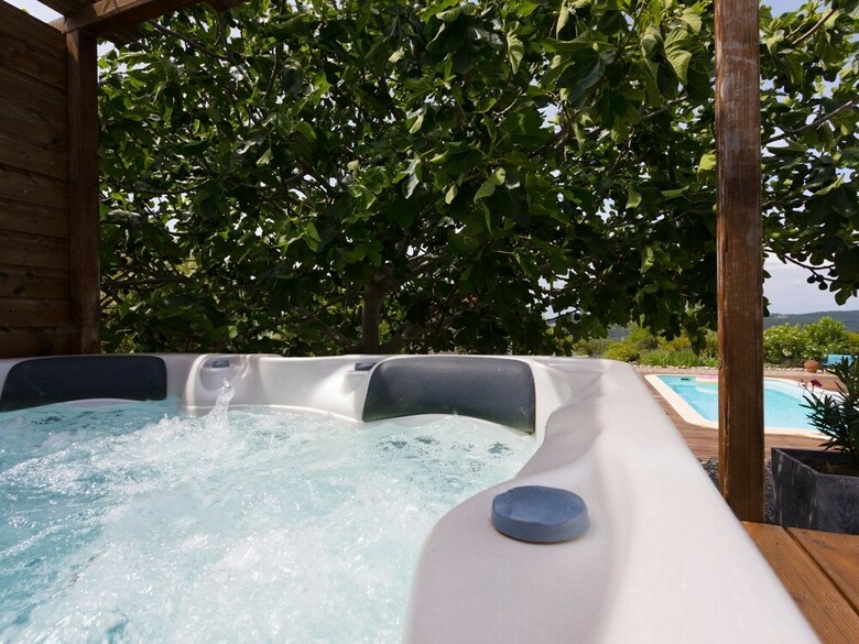Spacious Villa With Private Swimming Pool And Jacuzzi
