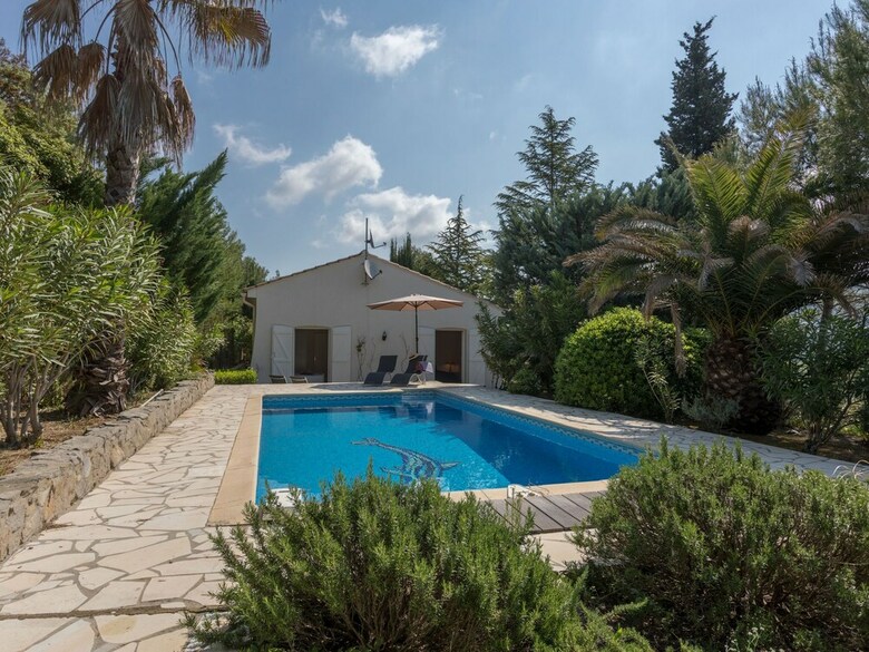 Luring Villa In Beaufort With Swimming Pool